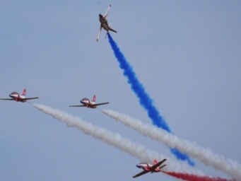 现场大图！空军航空大学“红鹰”行表演队炫舞蓝天
