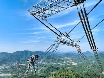 安徽池州：特高压输电线路检修