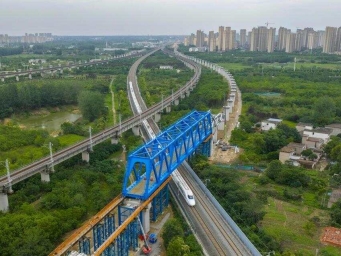 新建沪宁合高铁千吨钢桁梁顺利跨越沪蓉铁路