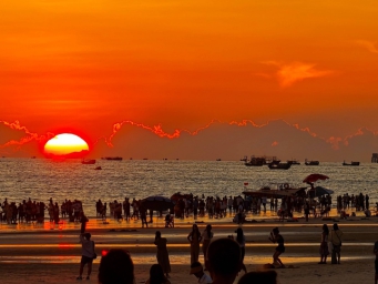 北海：初秋银滩美 滨海游客多