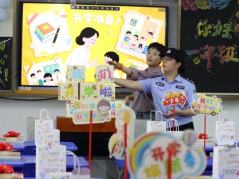 江苏宝应：平安入校 伴航开学