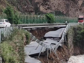 水流冲垮国道路基 四川茂县213线交通管制